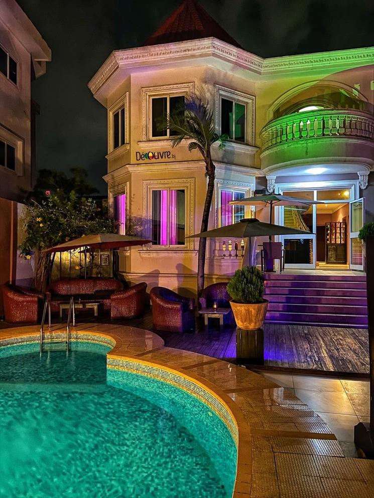 Vue de la piscine de L’Adress Lounge Bar Restaurant Cotonou