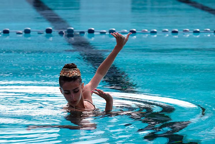 Compétition de natation synchronisé à la piscine du Ouen Toro à Nouméa en Nouvelle-Calédonie