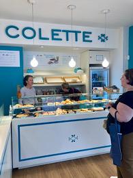 Inés (en marinière) discute avec une cliente Colette Sevilla