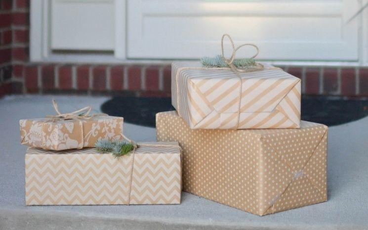 Quelques cadeaux emballés au sol devant la porte d'une maison