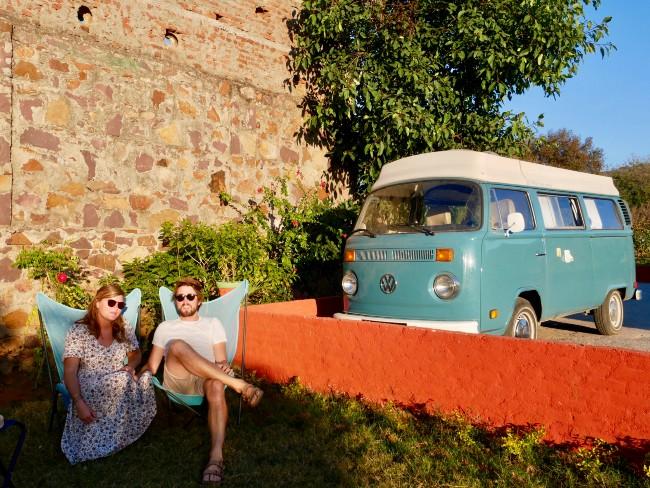 inde confinement combi touristes