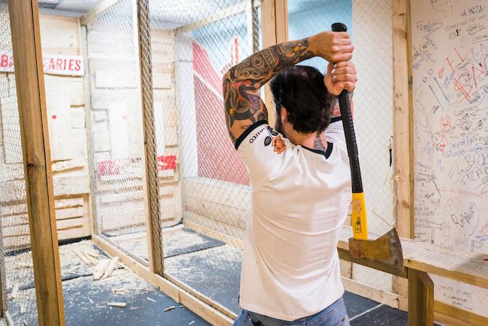 un homme sur le point de lancer une hache