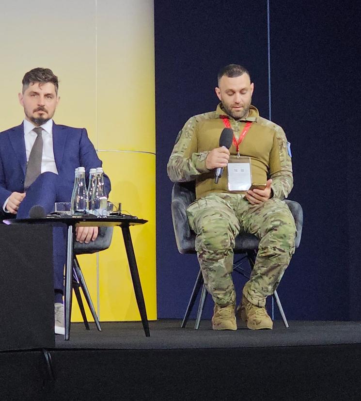 Oleg Shymanski, Deputy minister of Veterans Affairs in Ukraine assis à côté d'un vétéran ukrainien à Gdańsk
