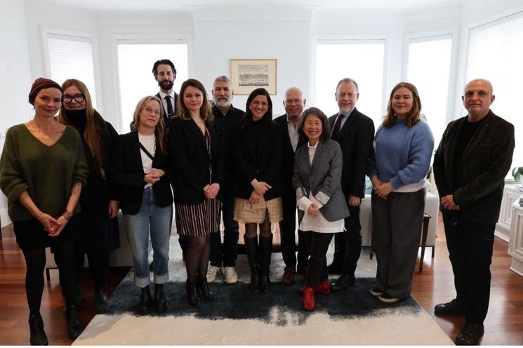 Éléonore Caroit entourée de personnalités du monde artistique et intellectuel québécois, lors d’un déjeuner à la Résidence de France à Montréal.