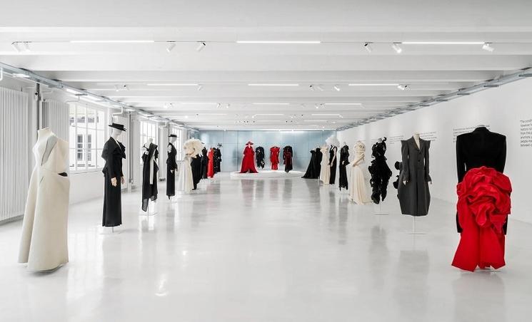 robes de mode exposées sur des bustes