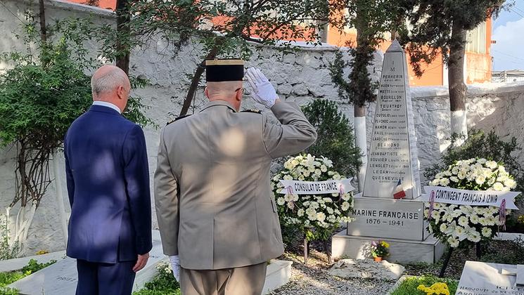 Hommage rendu devant les tombes des soldats français au cimetière de Paşaköprü à Izmir.