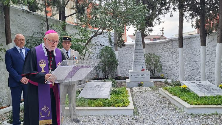 Mgr Martin Kmetec lors de la cérémonie de l’Armistice au cimetière de Paşaköprü à Izmir.