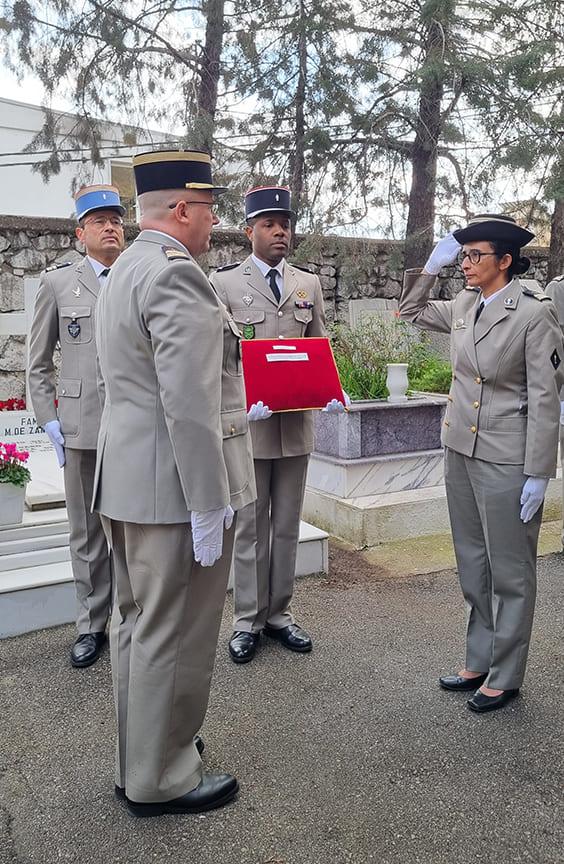 Remise de l’Ordre National du Mérite à la lieutenant-colonel Rachida à Izmir.