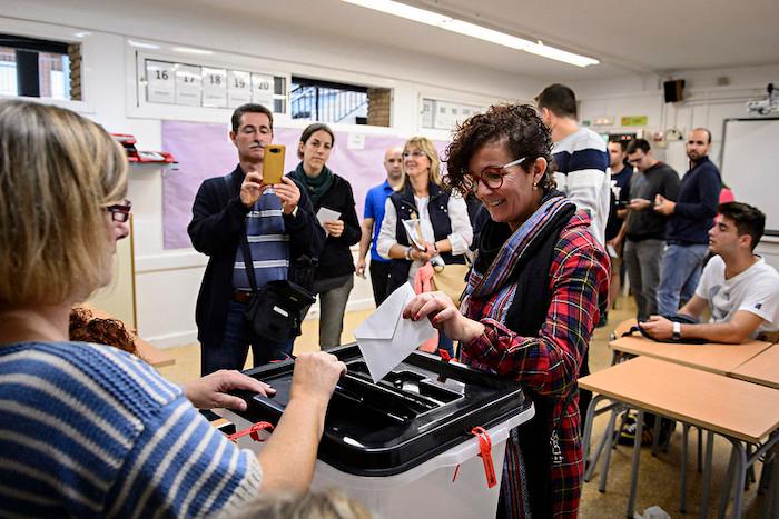 les gens votent lors du referendum illégal de 2017