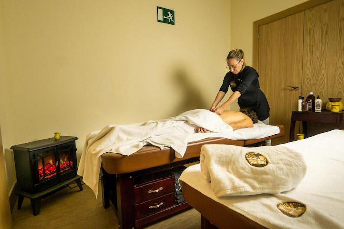 une personne reçoit un massage