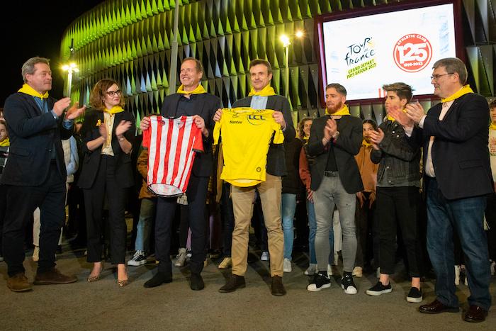 échange de maillots jaune et de l'athletic de Bilbao