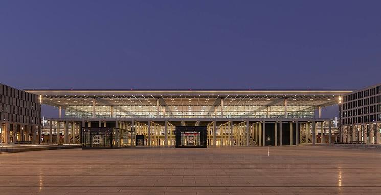 L'aéroport Berlin Brandenburg de nuit