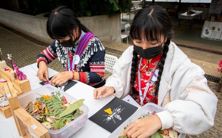 atelier de confection de cartes postales à Doi Tung