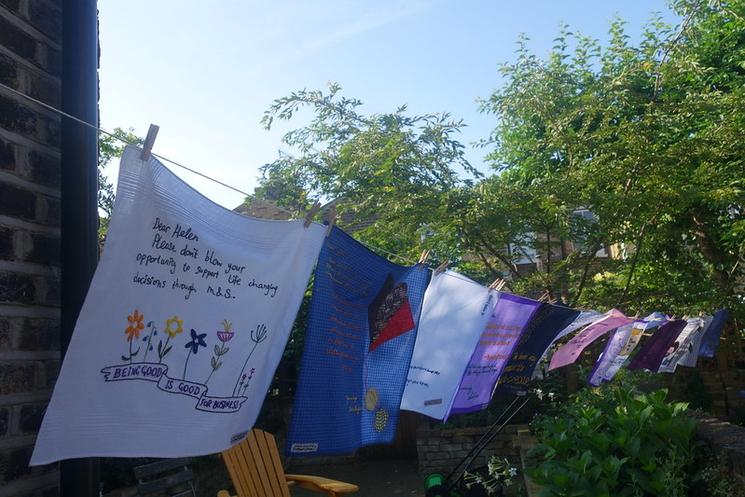 14 mouchoirs sur mesure pour les 14 membres du conseil d'administration de Marks and Spencer