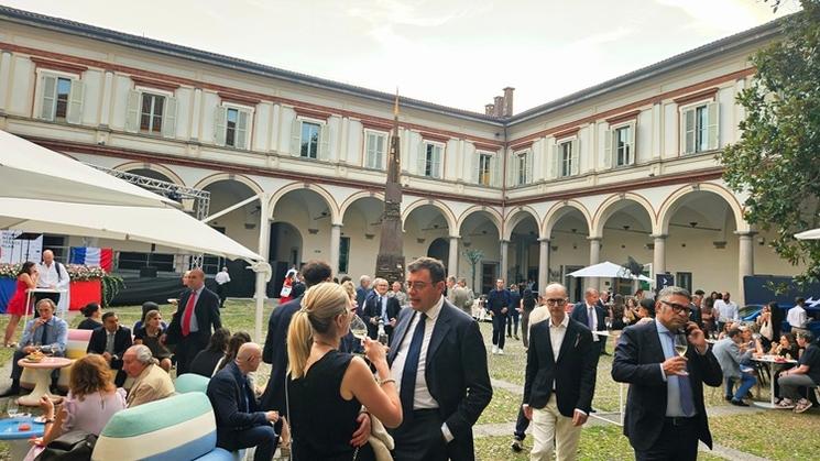 des personnes françaises à une cérémonie à Milan