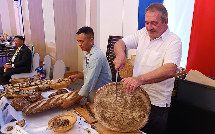 Gilles Sandre au stand de la boulangerie Amantee lors de la soiree du 14 juillet 2023 de l'ambassade de France en Thailande
