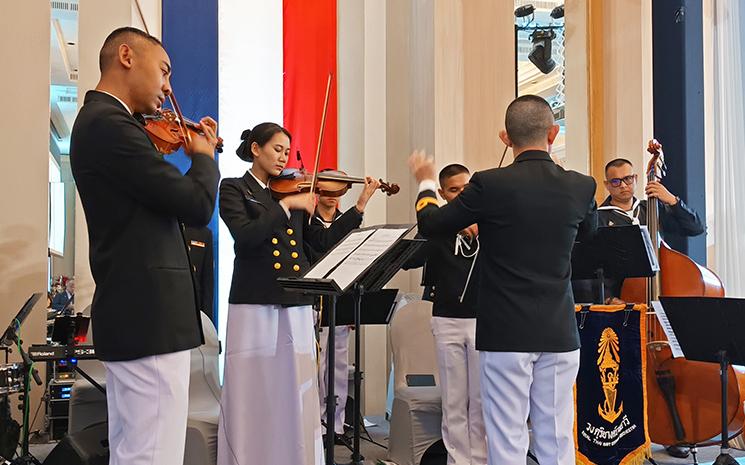 L'orchestre philarmonique de la Marine Thailandaise entonne la Marseillaise lors de la soiree du 14 juillet 2023