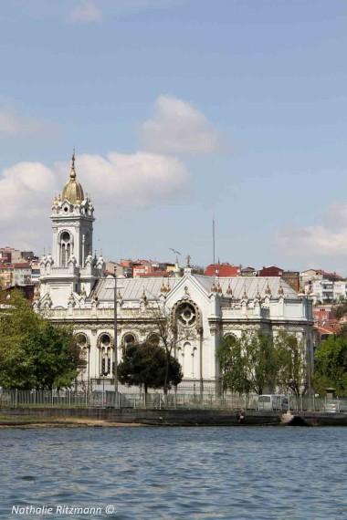 Avant celle qu'on voit de nos jours se dressait là une petite église en bois