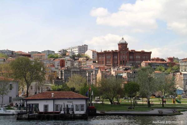 A l'époque du montage de l'église, le lycée orthodoxe de Fener, construit en 1881, autre image emblématique du quartier, surmontait déjà la colline de la Corne d'Or