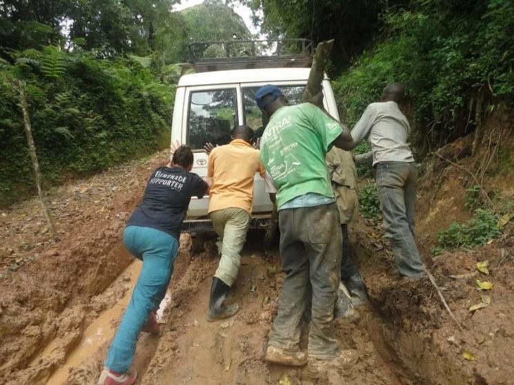 Elisa Zaccagna et son équipe en train de pousser un véhicule embourbé au Bénin