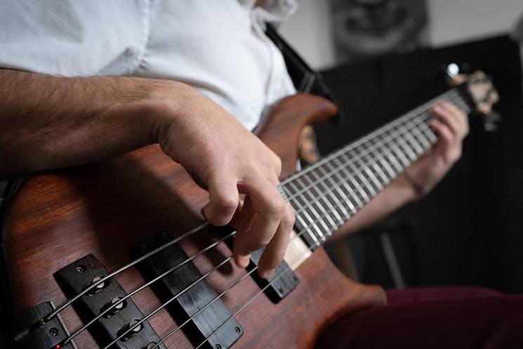 Le musicien Sroka joue de la basse