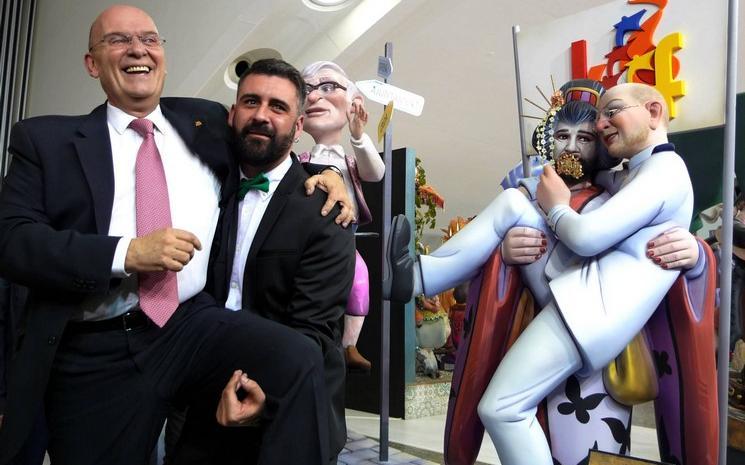 Pere Fuset et son prédécesseur à la présidence de la junta central fallera, Enrique Crespo