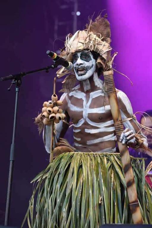 Portraits de l'artiste Kanak de Nouvelle-Calédonie: Rémi Hnaije dit RESH