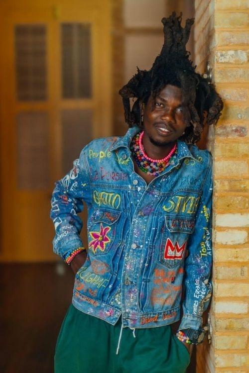 Ricardo Boucher (debout adossé à un mur) grande photo couleur