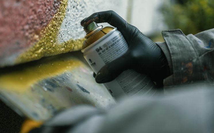 2. Zabou en pleine création, détail (Crédit Youssef Aouameur)