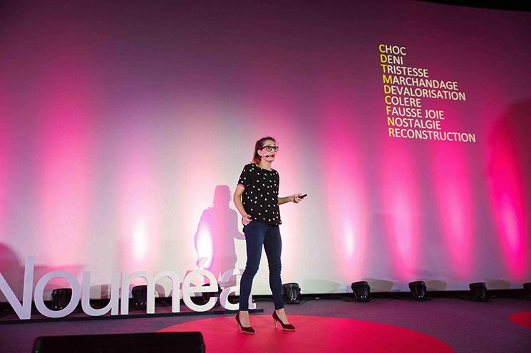 L'actrice Célia Chabut sur scène au TEDX à Nouméa en Nouvelle-Calédonie