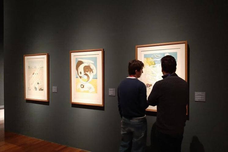 visiteurs en train de regarder de dos des oeuvres de l'exposition des surréalistes au MuBav de Valencia