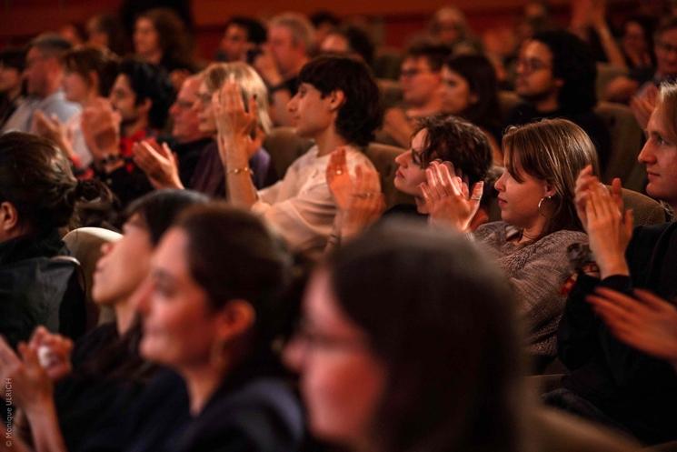 Les spectateurs applaudissent à la fin de la projection du film "Les ailes du désir" de Wim Wenders