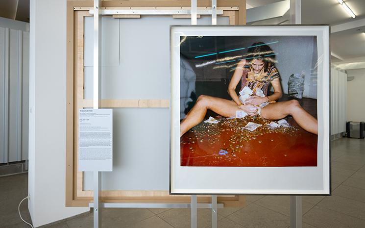 Une photographie couleur d'une fille tenant de l'argent entre ses cuisses