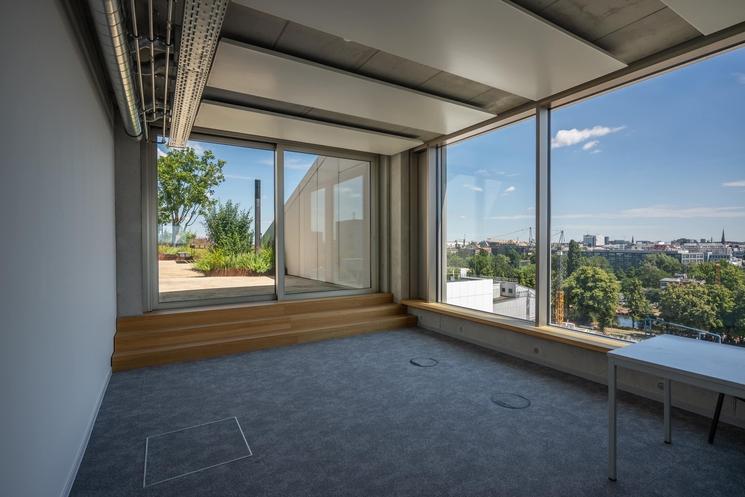 Un exemple des espaces de travail à l'intérieur du bâtiment