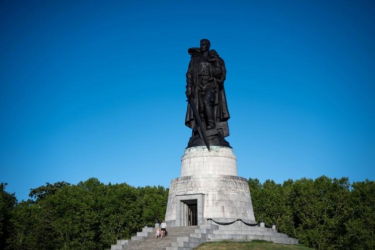 La statue principale du mémorial soviétique de Treptower Park