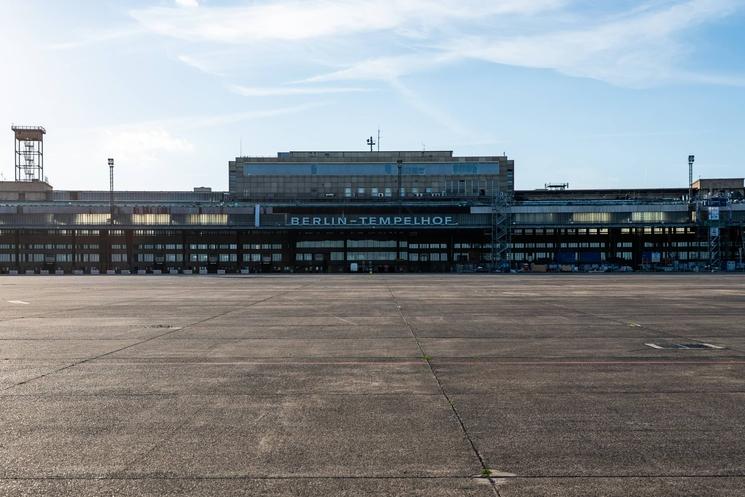 L'aéroport de Tempelhofer Feld vu depuis les pistes