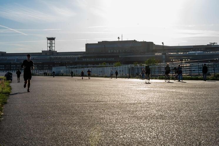 Des Berlinois.es pratiquent des activités sportives dans Tempelhofer Feld