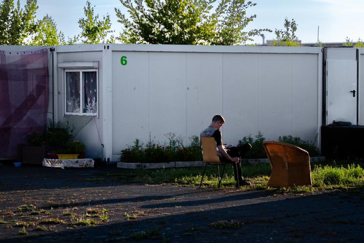 Une personne surveillant les logements d'urgence dans Tempelhofer Feld