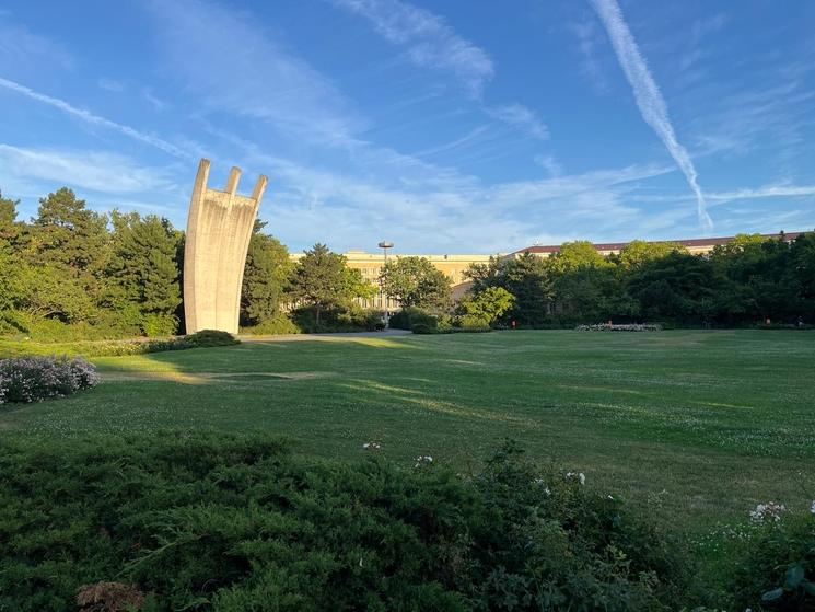 Mémorial du pont aérien de Berlin-Tempelhof présent près de Tempelhofer Damm