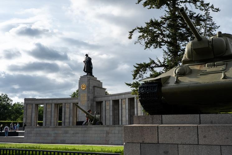 Le mémorial soviétique du Tiergarten avec au premier plan les chars T-34 de l'armée rouge
