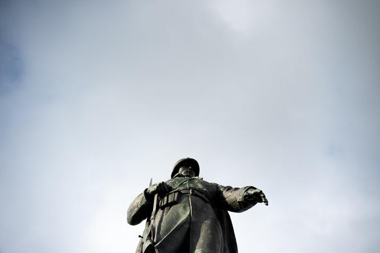 La statue en bronze du mémorial soviétique du Tiergarten