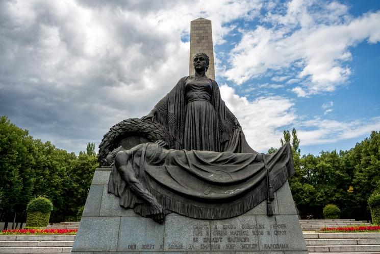 La statue de la mère patrie au mémorial soviétique de Shönholzer Heide