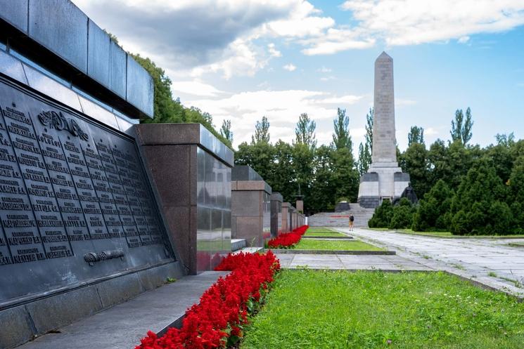 Les tombes présente au mémorial soviétique de Shönholzer Heide