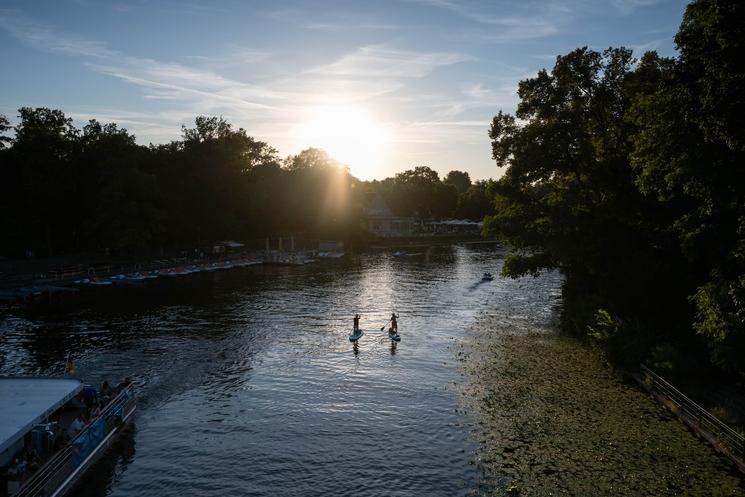 Deux personnes font du paddle aux abords de l'Insel der Jugend