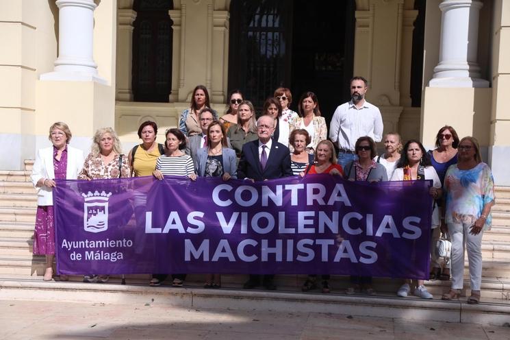 Le Conseil municipal et le maire de Málaga observent 2 minutes de silence en mémoire de 2 dernières víctimes de la violence machiste