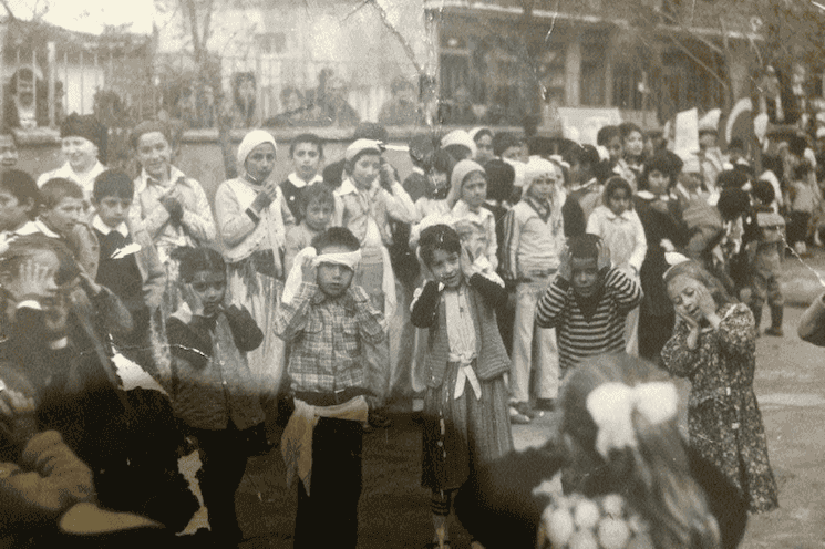 Enfants en costume traditionnel lors des célébrations du 23 avril à l’école Göktürk en 1986