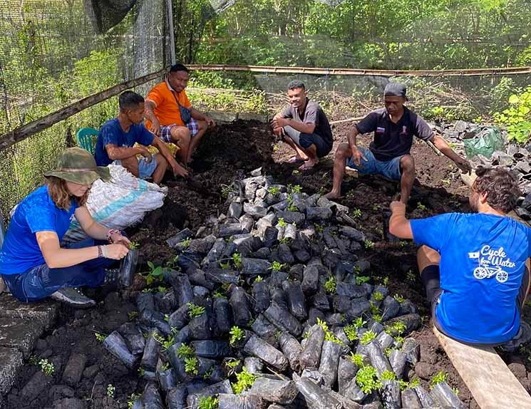 avec l'association Coeur de Forêt pour réaliser des plantations dans une serre de l'association, en Indonésie.