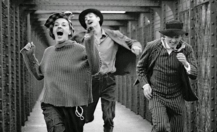 3 jeunes qui courent dans le film Jules et jim