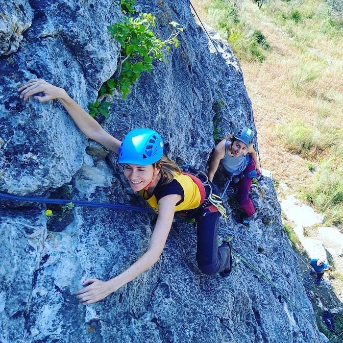 Des personnes faisant de l'escalade