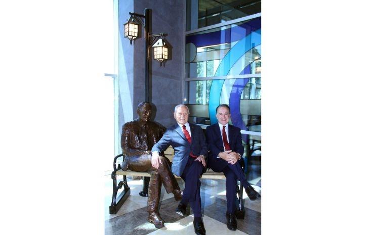 Professeur Hakim offrant sa statue au Professeur Mehmet Haberal, premier chirurgien transplanteur turc et fondateur de l’Université de Başkent à Ankara